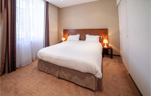 une chambre avec un grand lit blanc avec deux lampes dans l'établissement Nice Apartment In Saint-Affrique, à Saint-Affrique