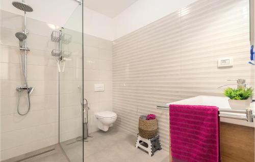 a bathroom with a shower and a toilet and a sink at Stunning Home In Bale With Wifi in Bale