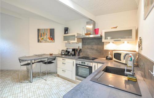 une cuisine avec un évier et un plan de travail dans l'établissement Beautiful Home In Cannes With Kitchen, à Cannes