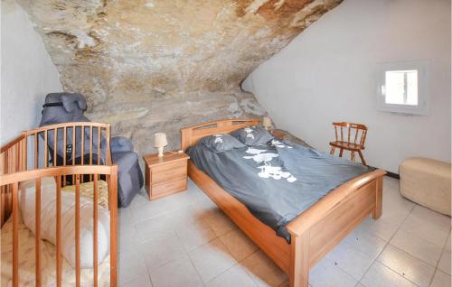 a bedroom with a bed and a crib at Amazing Home In Beaumettes in Beaumettes