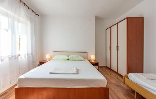 Postel nebo postele na pokoji v ubytování 1 Bedroom Awesome Apartment In Kustici