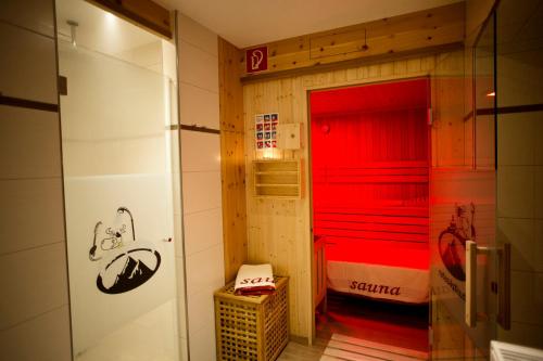 A bathroom at Alphotel Mittersill # inklusive Sommercard #