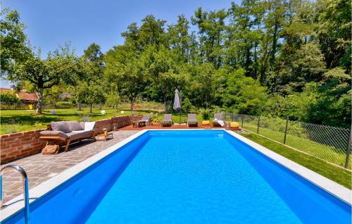 einen Pool mit blauem Wasser im Hinterhof in der Unterkunft Cozy Home In Kupljenovo in Kupljenovo
