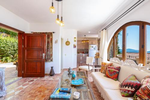 Χώρος καθιστικού στο Kalkan Apartment with Bay Views