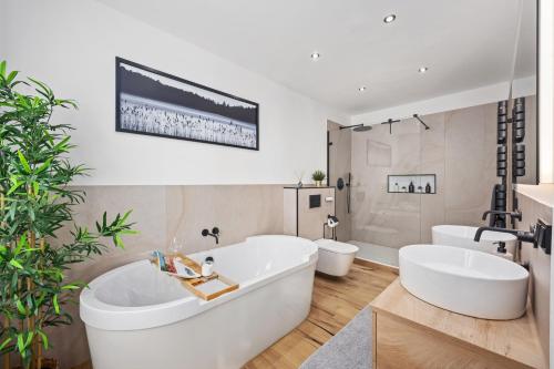 Ένα μπάνιο στο EDLER WOHNRAUM Schloßteich-Suite 3 SZ mit zwei Balkonen, Kaffeevollautomat, Kamin, Klima, Lift & zwei Parkplätzen