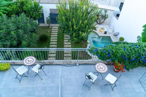 an overhead view of a patio with chairs and a pool at Percebes Exclusive B&B in Cutrofiano