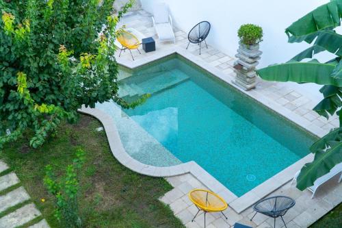 an overhead view of a swimming pool with chairs around it at Percebes Exclusive B&B in Cutrofiano