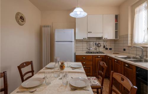 Dapur atau dapur kecil di Lovely Home In Roseto Degli Abruzzi