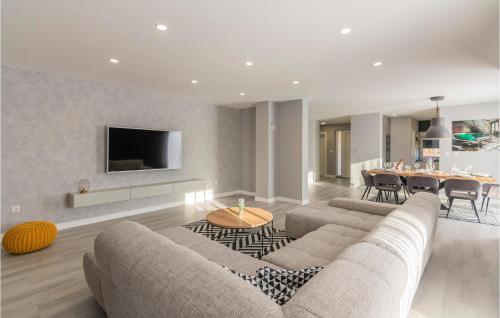 een woonkamer met een bank en een tafel bij Gorgeous Home In Glavina Gornja in Gornja Glavina