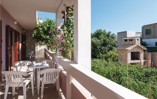 2 Bedroom Lovely Apartment In Pag