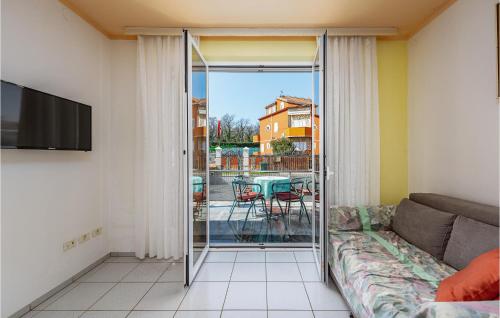 Posezení v ubytování Beautiful Apartment In Umag With Wifi