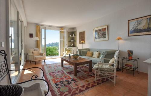 un salon avec un canapé et une table dans l'établissement Gorgeous Home In Roquebrune-Sur-Argens, à Roquebrune-sur Argens