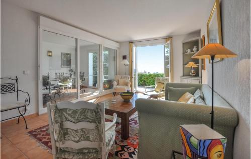 un salon avec un canapé, des chaises et une table dans l'établissement Gorgeous Home In Roquebrune-Sur-Argens, à Roquebrune-sur Argens