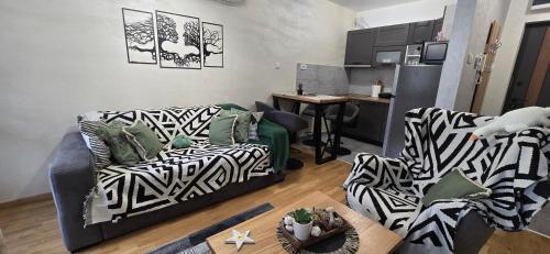 Un lugar para sentarse en Apartmani Djuric Grey