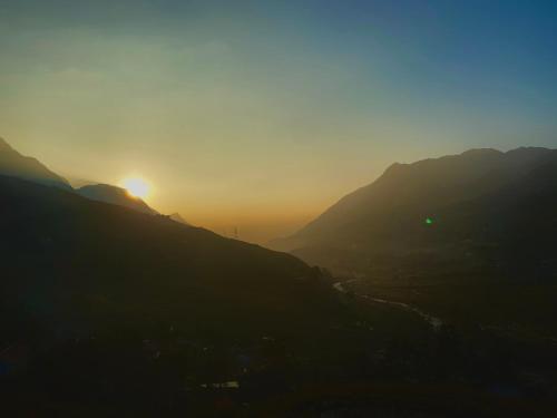 Blick auf den Sonnenuntergang über den Bergen in der Unterkunft Pham's House - Homestay & Cafe in Sa Pa