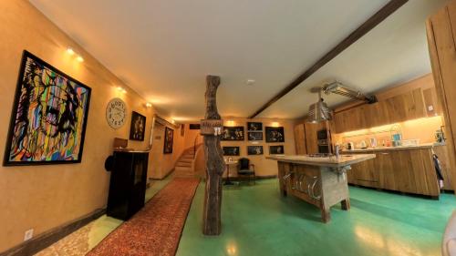 Cette grande chambre dispose d'une cuisine avec une table. dans l'établissement Le 47 - Rentals in South of France, à Beaumont-de-Pertuis