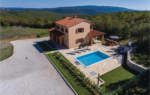 Πισίνα στο ή κοντά στο 4 Bedroom Beautiful Home In Kunj