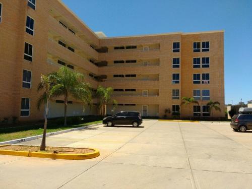 a car parked in front of a large building at Bello Apartamento Vacacional Casa caribe Isla de Margarita in Porlamar