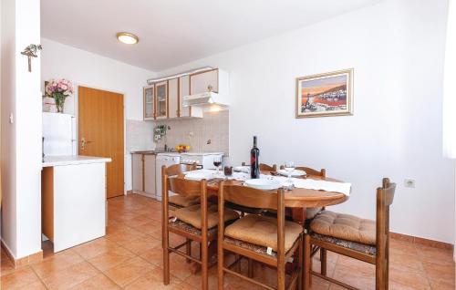 Kuchyň nebo kuchyňský kout v ubytování Beautiful Apartment In Novi Vinodolski