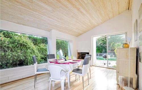une salle à manger avec une table et des chaises dans l'établissement Cozy Home In St, Cyprien With Kitchen, à Saint Cyprien Plage