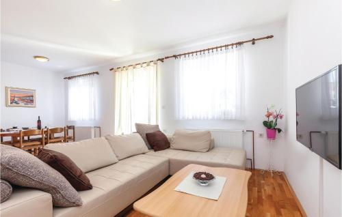 TV a/nebo společenská místnost v ubytování Beautiful Apartment In Novi Vinodolski
