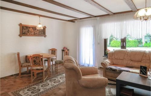 Posezení v ubytování 2 Bedroom Amazing Home In Flammersfeld