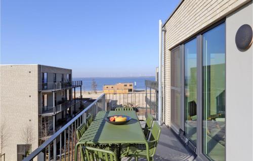 レンブルッフにあるPenthouse Comfortのバルコニー(テーブル、ボウル付)