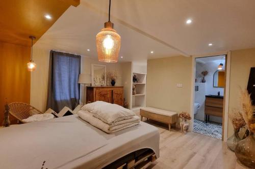 une chambre avec un grand lit blanc dans une pièce dans l'établissement La Maison As de Cœur, 5 suites, 10 personnes, à Allonnes