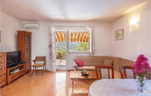 TV a/nebo společenská místnost v ubytování Holiday Home Vojnic Sinjski 11
