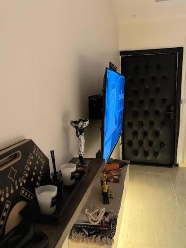 a desk with a computer and a monitor on it at استديو هادئ in Riyadh