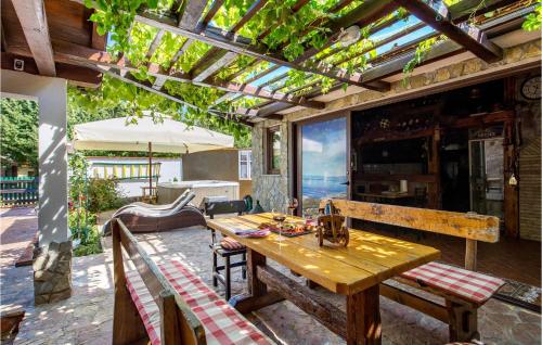 2 Bedroom Beautiful Home In Senj