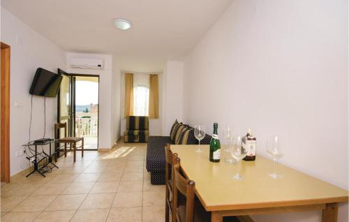 1 Bedroom Beach Front Apartment In Okrug Gornji