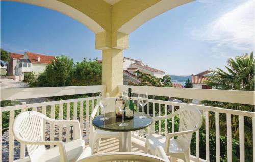 1 Bedroom Beach Front Apartment In Okrug Gornji