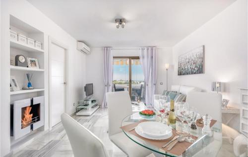 Μια τηλεόραση ή/και κέντρο ψυχαγωγίας στο Stunning Apartment In Mijas Costa