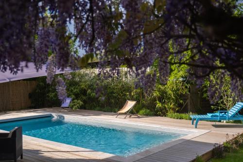 Bazén v ubytování Le jardin de Gassiot offre étape pro nebo v jeho okolí