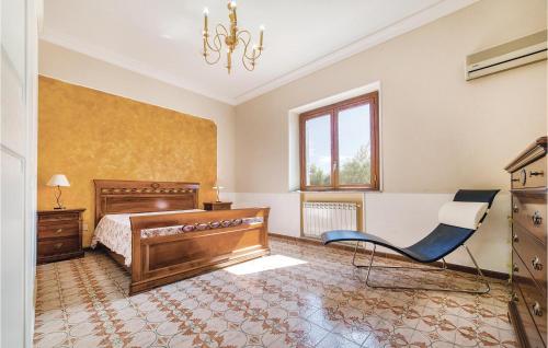 sypialnia z łóżkiem i krzesłem w obiekcie Villa Gaia w mieście Menfi