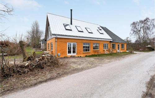 una casa sul ciglio di una strada di Stunning Apartment In Skårup Fyn a Skårupøre
