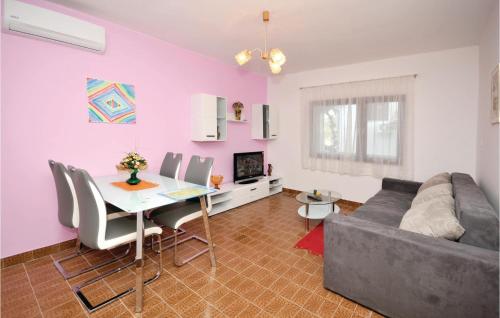 玛里纳Two-Bedroom Apartment With Sea View In Marina的客厅配有灰色的沙发和桌子