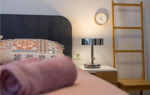 Cama o camas de una habitación en Awesome Home In Novigrad With Kitchen