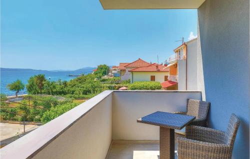 Cozy Home In Kastel Kambelovac