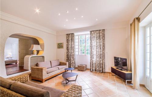 Un televizor și/sau centru de divertisment la Beautiful Home In Cannes With Kitchen