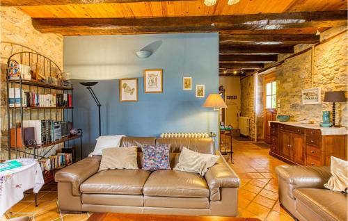 - un salon avec un canapé en cuir et un mur bleu dans l'établissement 3 Bedroom Gorgeous Home In Creysse, à Creysse