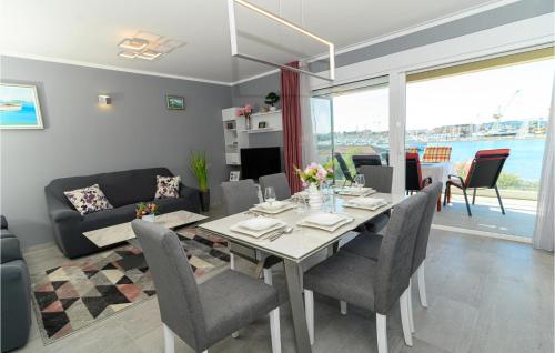 Posedenie v ubytovaní Awesome Apartment In Seget Donji