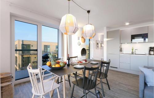 レンブルッフにあるPenthouse Comfortのテーブルと椅子のあるキッチンとダイニングルーム