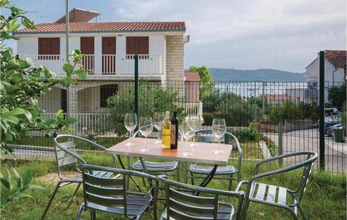 Gorgeous Apartment In Okrug Gornji