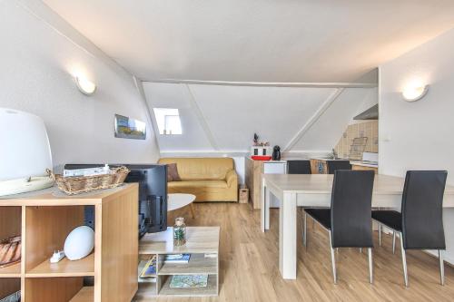 un salon avec une table et un canapé dans l'établissement Le Colombage d'Issenheim, à Issenheim