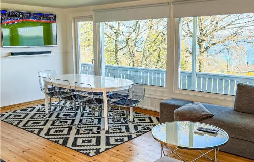 TV a/nebo společenská místnost v ubytování Amazing Home In Bankeryd With Lake View