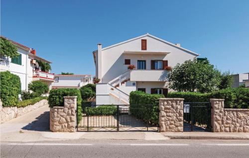 2 Bedroom Lovely Apartment In Pag