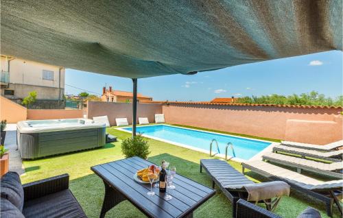 Bazén v ubytování Gorgeous Home In Vodnjan With Kitchen nebo v jeho okolí