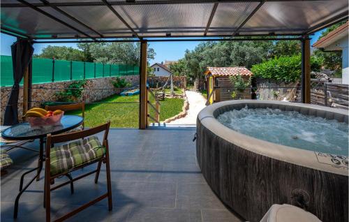 Πισίνα στο ή κοντά στο 1 Bedroom Nice Home In Peroj